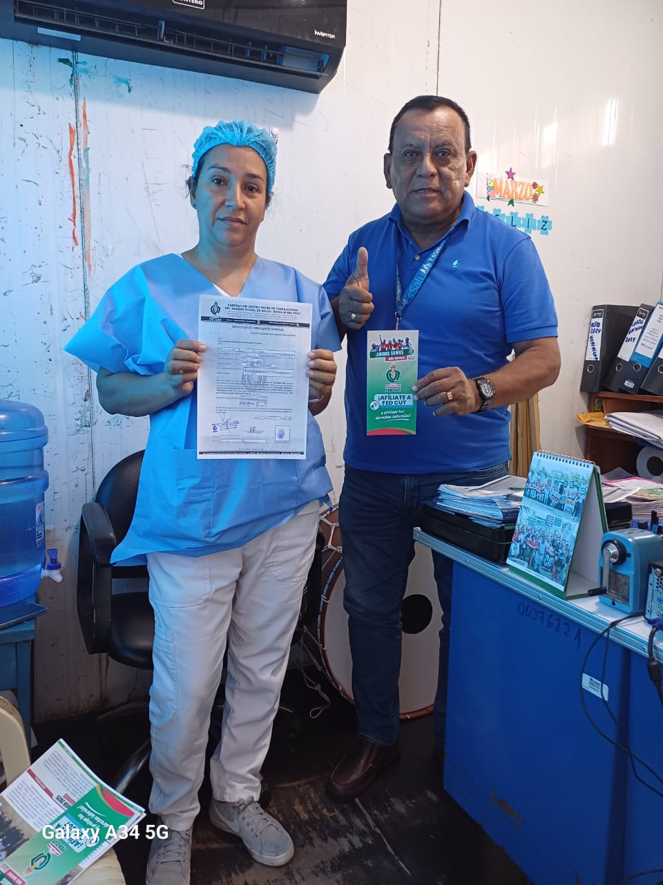Trabajadora de la salud filiada directamente en un hospital