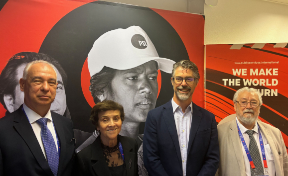 Le Secrétaire général de l'ISP, Daniel Bertossa (au centre-droite), en compagnie des Ministres de la Cour supérieure du Travail, Augusto César Leite de Carvalho (à gauche), Delaíde Miranda Arantes (au centre-gauche) et José López Feijóo (à droite), Secrétaire aux Relations de Travail au Ministère de la Gestion et de l'Innovation dans les Services publics.