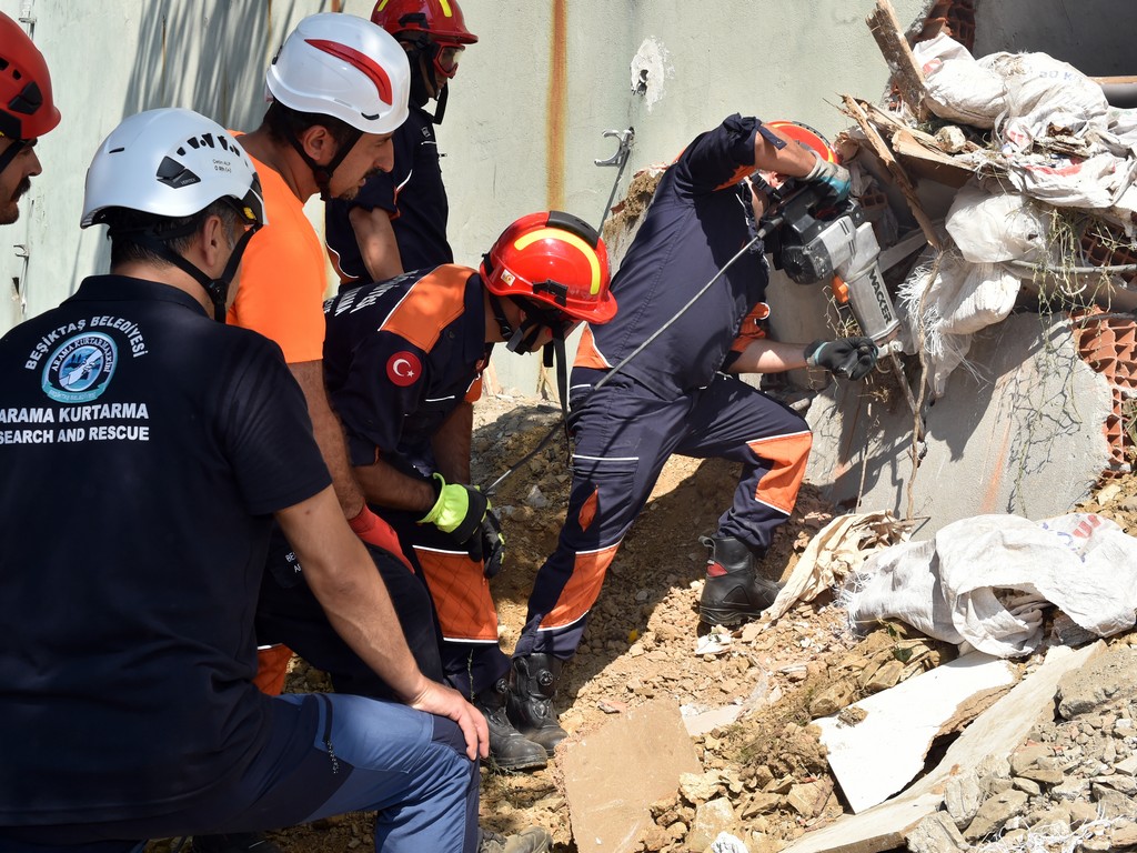 DISK/GENEL-IS member firefighters from Mersin Metropolitan Municipality in Hatay